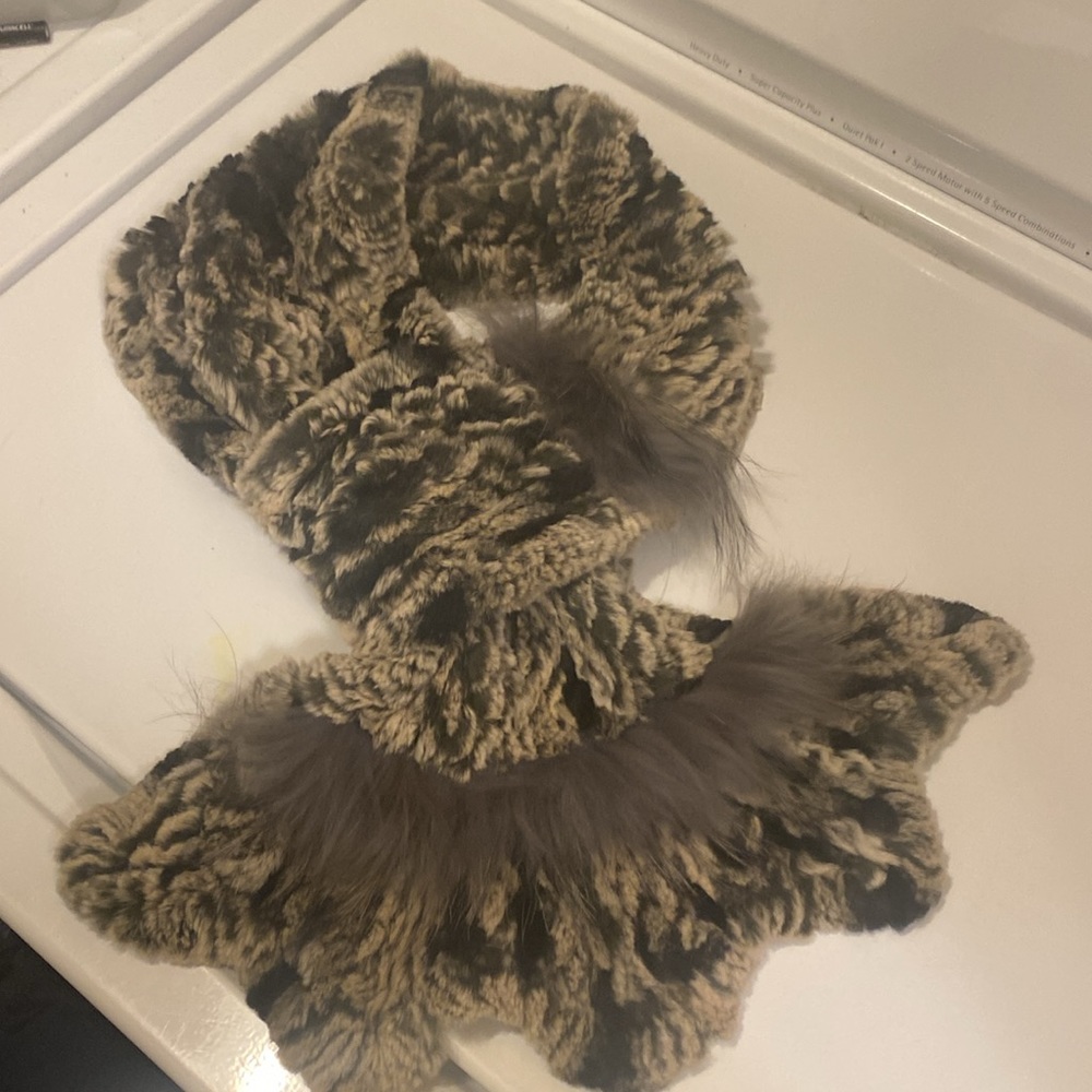 NWOT BELLE FARE pull-through fur scarf